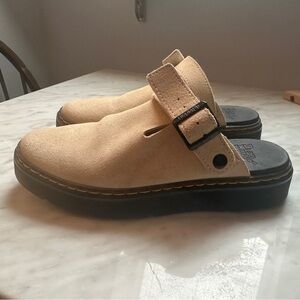 New without box. Never ended up wearing. Women’s size 8.